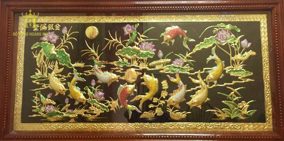 Nhờ đôi bàn tay tài hoa của các nghệ nhân, hình ảnh cá chép bơi trong đầm hoa sen được chạm thúc sinh động